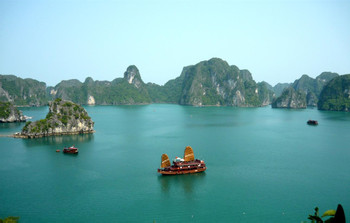 Ha Long Bay photo 2